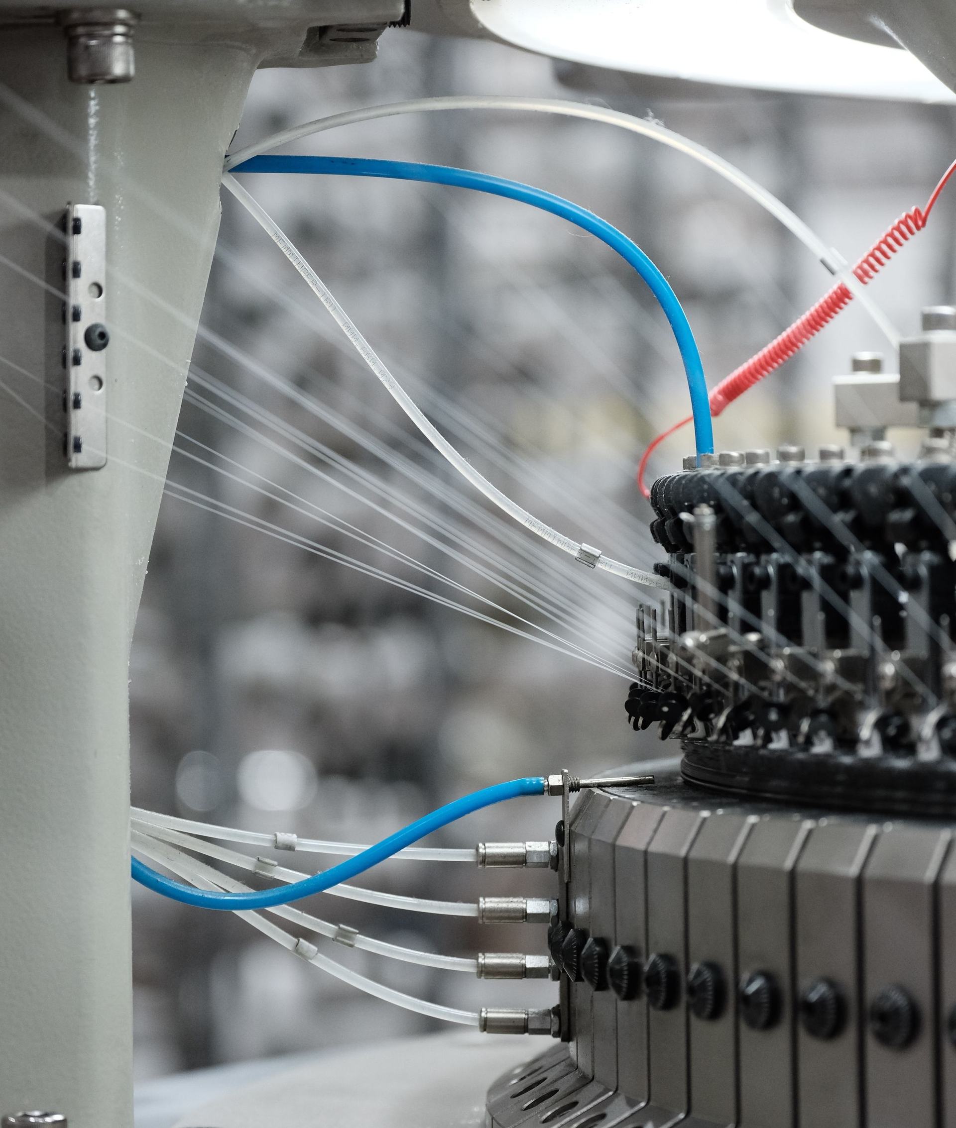 Circular knitting machine with pneumatic lines and yarn guides