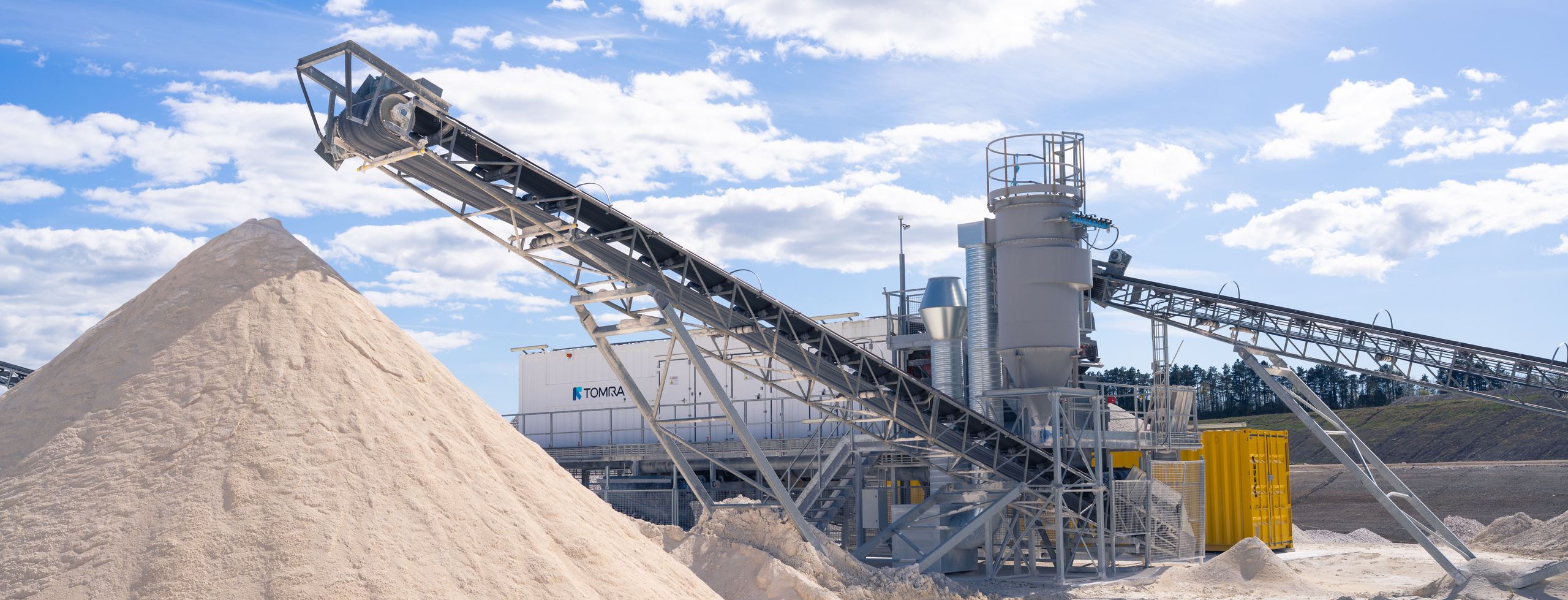 Aggregate processing plant with conveyor and silos