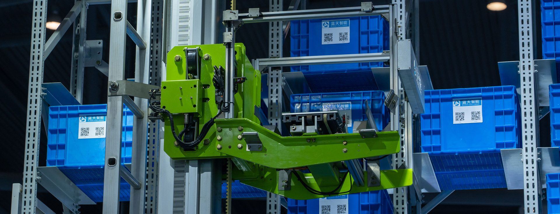 Robotic handling cell in a distribution facility
