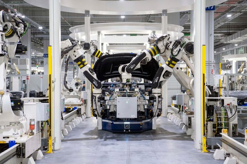 Robotic cell assembling a vehicle body